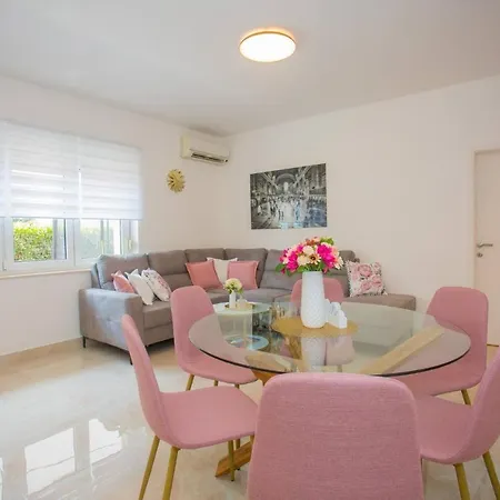 Spacious Luxury In Vibrass Split