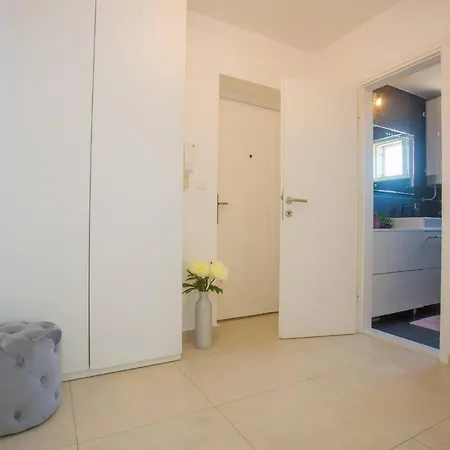 Spacious Luxury In Vibrass Villa *