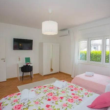 Spacious Luxury In Vibrass Villa *