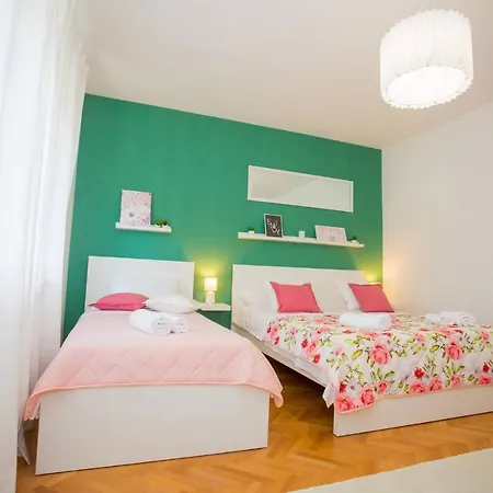 Spacious Luxury In Vibrass Villa *
